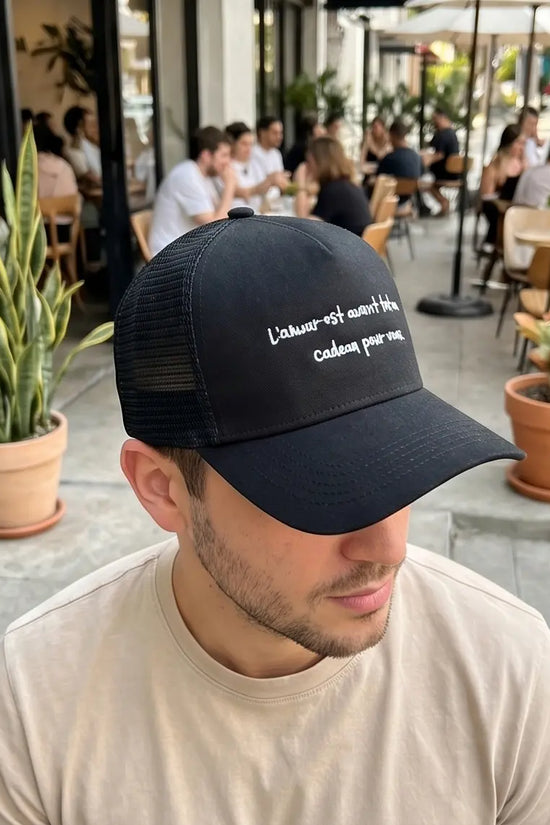 L'amour Poetry Minimalist Trucker Hat – Jet Black