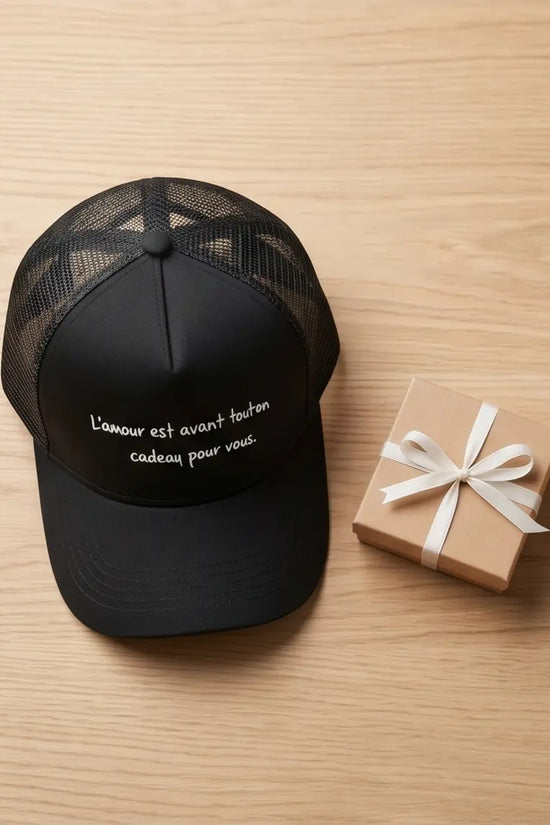 L'amour Poetry Minimalist Trucker Hat – Jet Black